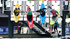 ADRENALINOVÝ START. Závodníci se spoutí na tra kayakcrossu, v ervené lodi...