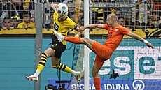 Hrá� Wolfsburgu Václav �erný (vpravo) se p�etahuje o mí� s Marcem Reusem z...