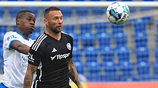 Antonín Fanti ze Zlína a Gigli Ndefe z Ostravy v souboji o mí