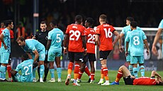 Jean-Ricner Bellegarde (27) z Wolverhampton Wanderers se zvedá po kolizi s...