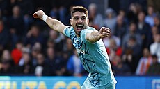 Pedro Neto z Wolverhampton Wanderers slaví první gól proti Luton Town