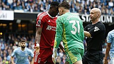 Taiwo Awoniyi z Nottingham Forest ve při s brankářem Manchesteru City...