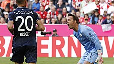 Frustrovaný branká� Bochumu Manuel Riemann obdr�el b�hem utkání s Bayernem sedm...