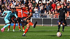 Útočník Lutonu Carlton Morris neváhá a proměňuje penaltu v utkání s...