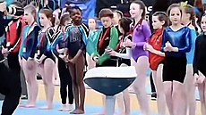 VICHNI MAJÍ MEDAILI, JEN JÁ NE. Zábr z oceování malých gymnastek. ernoská...