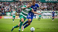 Záloník Bohemians Jan Matouek (vlevo) se chce k míi dostat dív ne Vít...