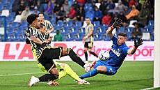 Zálo�ník Juventusu Weston McKennie se sna�í p�ekonat branká�e Sassuolo Alessia...