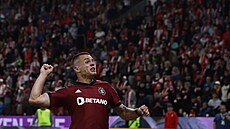 Útoník Václav Sejk v utkání se Slavií