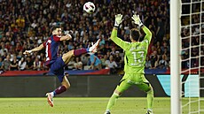 Robert Lewandowski pekonává brankáe Celty Vigo Ivána Villara a zaznamenává...