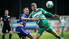 Úto�ník Bohemians David Pu�ká� (vpravo) v akci proti Denisu Ventúrovi z Olomouce