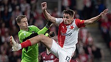 Letecký souboj Mojmíra Chytila se sparťanským brankářem Peterem Vindahlem