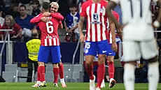 Úto�ník Atletica Madrid Antoine Griezmann (druhý zleva) slaví s Kokeem gól v...