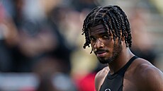 Quarterback Shedeur Sanders z univerzitního celku Colorado Buffaloes se rychle...