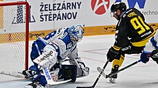 Litvínovský Matú� Suke� zakon�uje p�ed Dominikem Furchem.