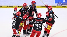 Hokejisté Hradce Králové se radují z třetího gólu.