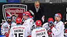 Hradecký trenér Tomáš Martinec promlouvá ke svým svěřencům.