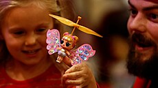 Pětiletá Echo Pollicottová si hraje s hračkou létající panenky LOL v londýnském...