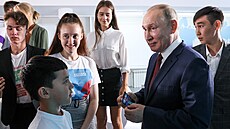 Ruský prezident Vladimir Putin na setkání s dětmi ve vzdělávacím centru ve...
