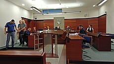 Obžalovaný Václav Rác (s bílou hůlkou) u libereckého soudu (21. září 2023)
