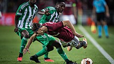 Spar�anský k�ídelník Veljko Birman�evi� padá k zemi po souboji s Erikem Boakyem...