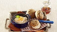 Tvarohovo-medov� pomaz�nka s celozrnnou bulkou