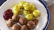Masov� kuli�ky s koprov�mi bramborami a brusinkami