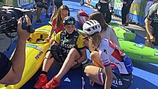 Kajaká�ku Lucii Sou�kovou po dob�hnutí do cíle Dolomitenmannu obklopily...