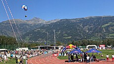 Centrem závodu Dolomitenmann je stadion v Lienzu, kam nap�íklad p�ilétají...