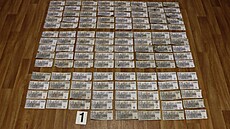 Celkem policisté nali více ne stovku padlaných bankovek.