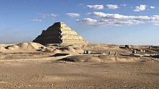 Na snímku je Doserova pyramida v Sakkáe, v její blízkosti se hrobka...