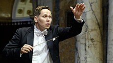 Polský dirigent Rafael Kloczek vedl Západočeský symfonický orchestr při...