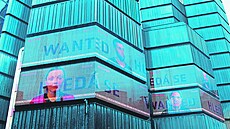 Monumentální mrakodrapy se tu prolínají se strohými interiéry, k nim...