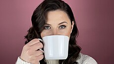 Autorka podcastu pózuje s hrní�kem podobn�, jako hlavní hrdinky seriálu na...