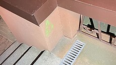 �koláci posprejovali vchodové dve�e a fasádu domu.