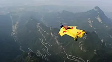 Takzvané wingsuit flying, let ve speciální kombinéze.