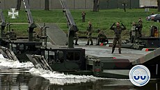 Bundeswehr ukazuje, jak dostává své tanky p�es �eky pomocí Amphibie M3.