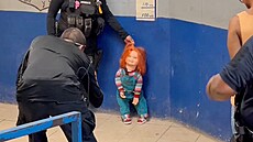 Policista s panenkou Chucky v Mexiku (11. záí 2023)