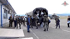 Civilisté v Náhorním Karabachu během evakuace prováděné ruskými mírovými silami...