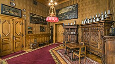 V Malém salonku zámku v Lené dokonili restaurování vzácných látkových tapet v...