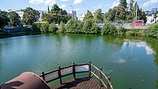 D�ev�ná lo� na Kudlovské p�ehrad� ukrývá p�íjemnou restauraci. Musí v�ak...