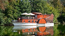 Dřevěná loď na Kudlovské přehradě ukrývá příjemnou restauraci. Musí však...
