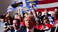 Bývalý americký prezident Donald Trump na stávce zaměstnanců detroitských...