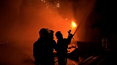 Hasiči v Oděse bojují s požárem po ruském raketovém útoku