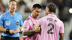Zranný Lionel Messi z Interu Miami pedává kapitánskou pásku DeAndremu...