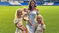 Zlata Jaroík s dcerami na stadionu v ruském Orenburgu.