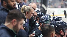 Kouka Jessica Campbellová na stídace hokejist Seattlu.