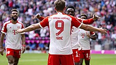 Harry Kane z Bayernu Mnichov se raduje z jednoho ze svých tí gól v zápase s...