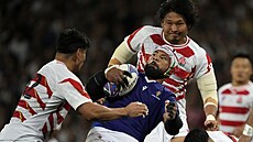 Ragbista Jordan Taufua (uprosted) ze Samoy hájí mí ped Japonskými soupei.