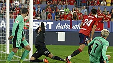 Antoine Griezmann (vpravo) z Atlétika Madrid st�ílí gól v zápase s Pamplonou.