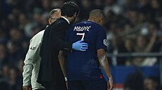 Zran�ný Kylian Mbappé z PSG opou�tí h�i�t�.